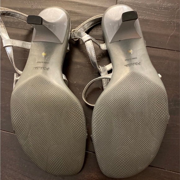 Bought but never worn beautiful
Prada Silver Leather kitten heels Size
38 1/2 - Picture 4 of 13